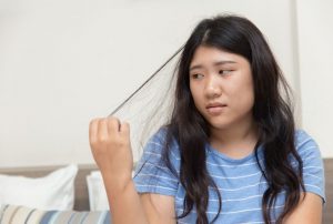 טריכוטילומניה: על התופעה שגורמת לאנשים לתלוש את שערם